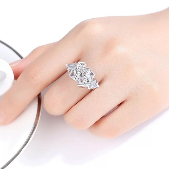 New 925 sterling silver clear cubic zirconia ring! - Picture 2 of 4